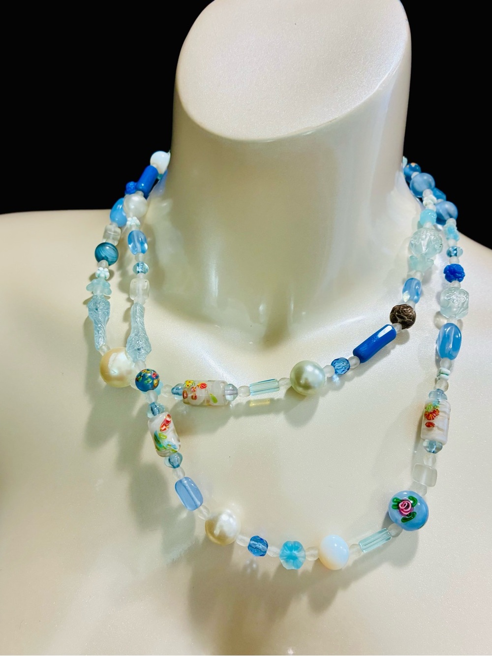 1928 Blue and White Mixed Beaded Necklace Rosettes Textured Feminine Casual EUC